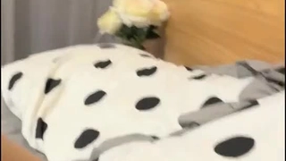 老公满足不了，撅着大屁股让别人操