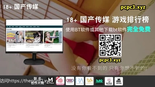 性感的拉丁裔大学女孩脱光衣服,变得兴奋