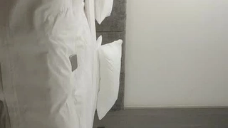 兄弟两在单身公寓一起3P漂亮阿姨 两根大鸡鸡连着来 操的大奶阿姨爽翻天