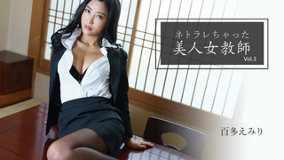 挽起裙子迈开腿打扑克视频日房东阿姨的干女儿
