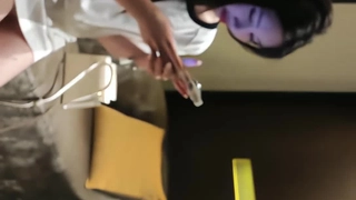 美女主播《小心肝》太饥渴，勾引外卖小哥啪啪做爱给大家看～
