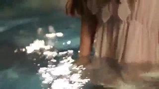 户外大桥下风骚少妇露脸给眼镜小哥舔鸡巴，揉奶玩逼给狼友看，撅着屁股让小哥后入爆草菊花，激情上位真刺激