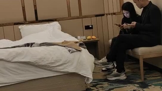 熟女想要医生让她高潮。她把手指放进菊花里，把震动棒放在阴蒂上