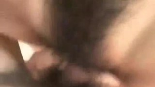 苗条的棕发女郎的处女之身被开苞的近距离视角