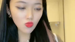 临危不惧的意思[厕所偷拍] 撒完尿擦完逼逼还要揉一揉