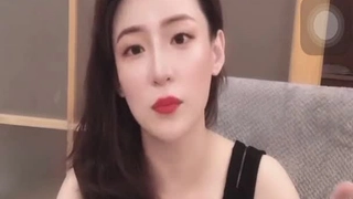 大学生勾引她的室友吸吮她的继兄弟的阴茎