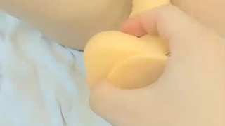丰满宝贝在户外用震动棒玩弄她的小穴