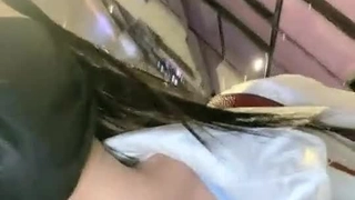 年轻和年长的人一起来享受热辣的假期安排