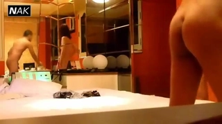 年轻的继妹在浴室里被她的继兄操了