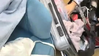 贵在真实，还不大会打扮的纯情学生妹脱光衣服 第二炮穿个白丝袜 被大叔狠操 好难受的样子，没有性爱经验 不敢叫床
